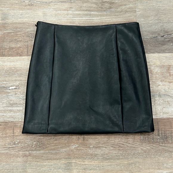 Ten by Babaton Intermission Vegan Leather Skirt - Picture 4 of 5